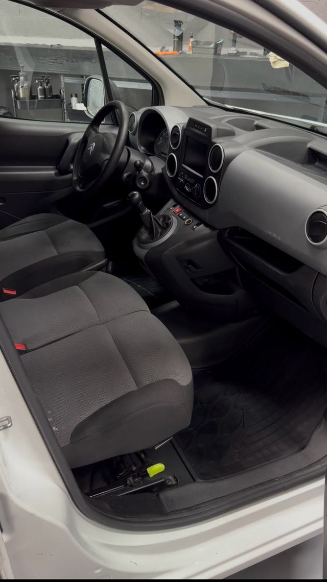 Citroën Berlingo après nettoyage : sièges et tapis propres