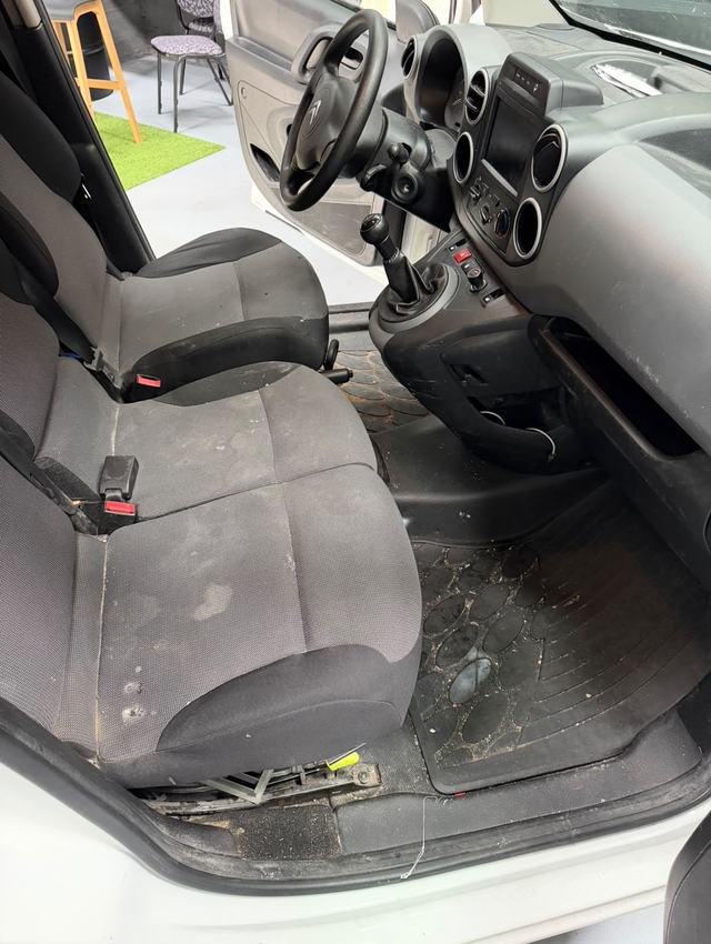 Citroën Berlingo avant nettoyage : sièges tachés et tapis sale