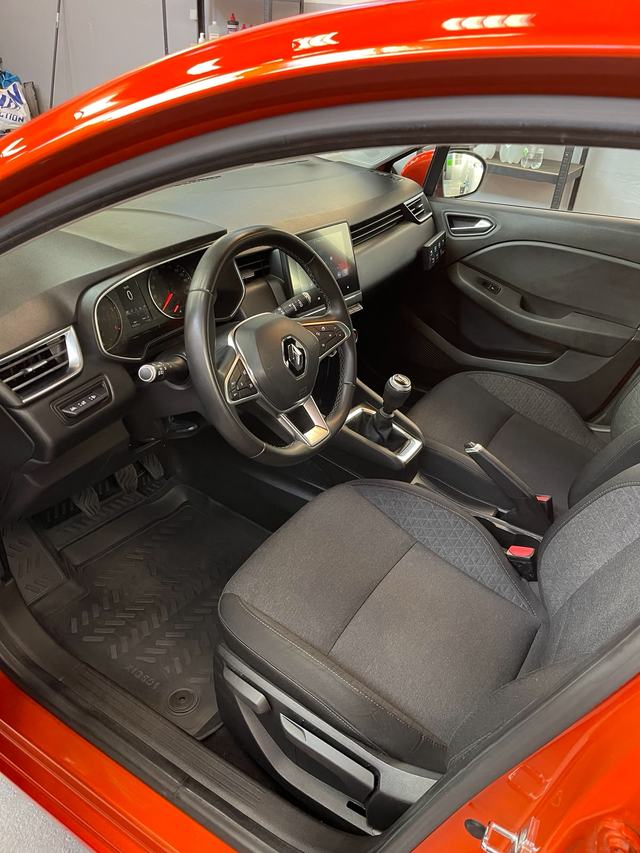 Renault Clio après nettoyage : habitacle et tapis propres