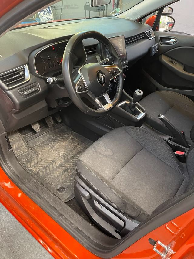Renault Clio avant nettoyage : tapis en caoutchouc sale