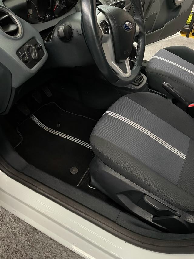 Ford Fiesta après nettoyage : tapis et seuil propres