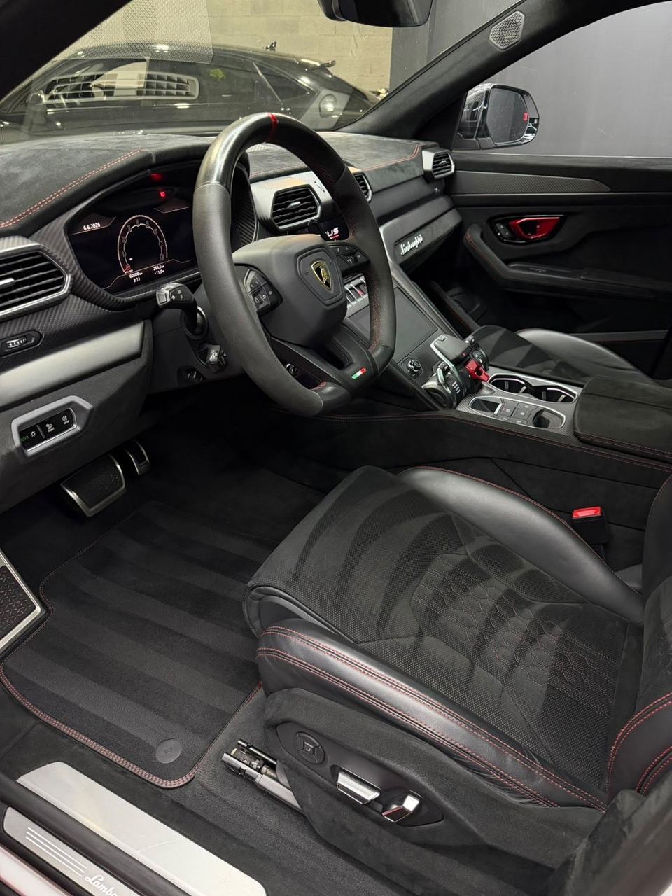 Habitacle de la Lamborghini Urus après nettoyage : tapis et sièges propres